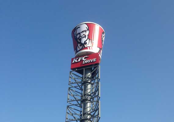 Уникальная конструкция фирменного бакета KFC достигает в диаметре 5 метров. Верх и низ сделаны из композитного листа, боковушка - литой баннер с УФ-печатью.